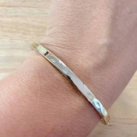 Kendra Scott Gold-Toned Polished Metal Oval Hinged Bangle Bracelet - Picture 2 of 8